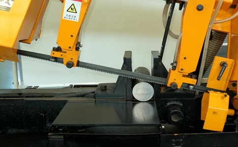 彭场镇数控带锯床自动送料精度会出现偏差吗？